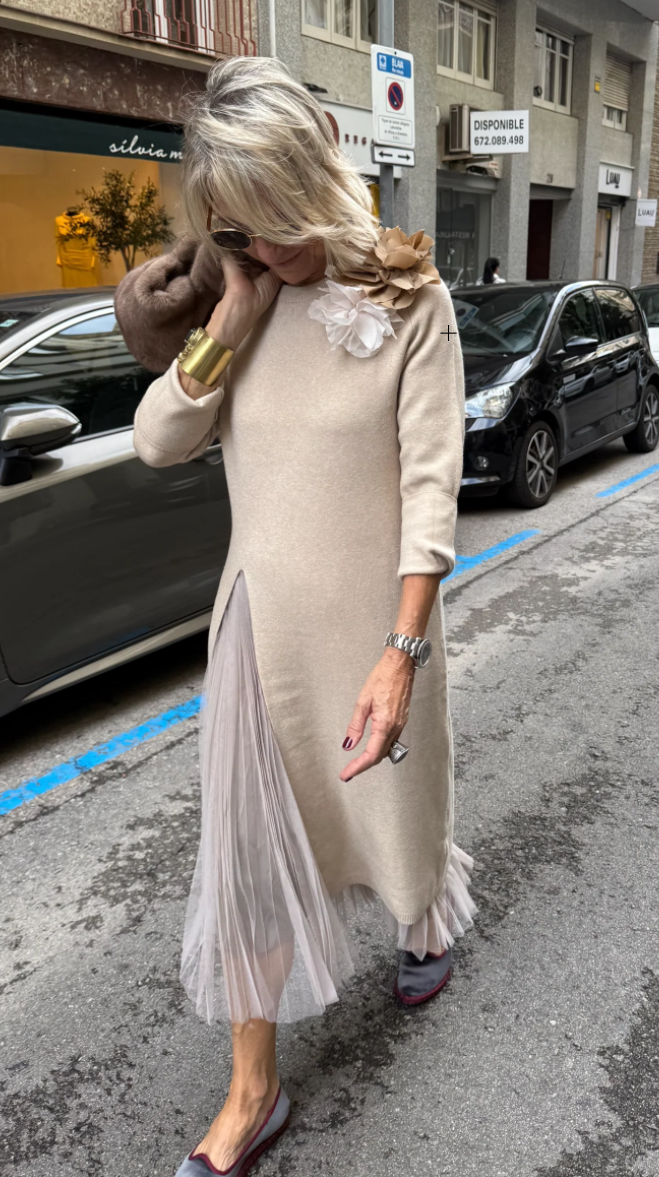 Elegancka sukienka jesienna z rozcięciem z przodu