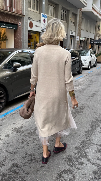 Elegancka sukienka jesienna z rozcięciem z przodu