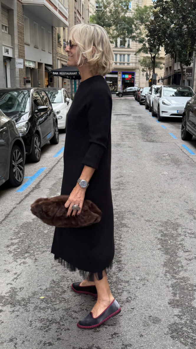 Elegancka sukienka jesienna z rozcięciem z przodu