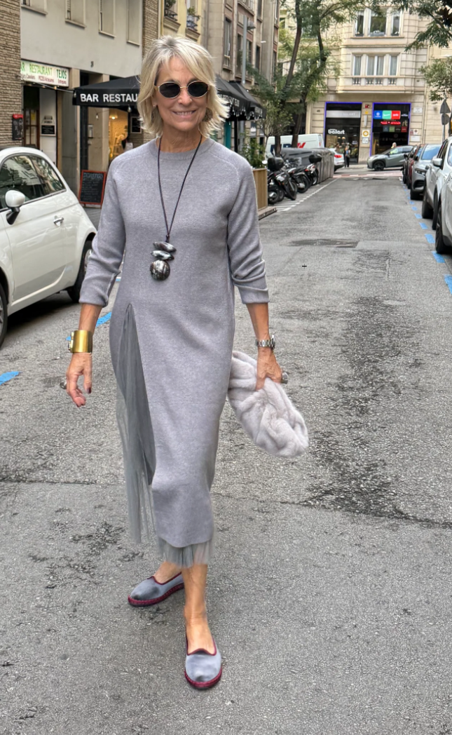 Elegancka sukienka jesienna z rozcięciem z przodu