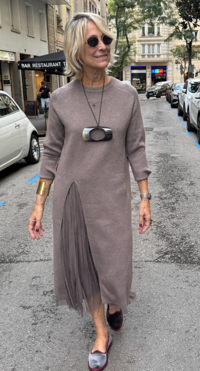 Elegancka sukienka jesienna z rozcięciem z przodu