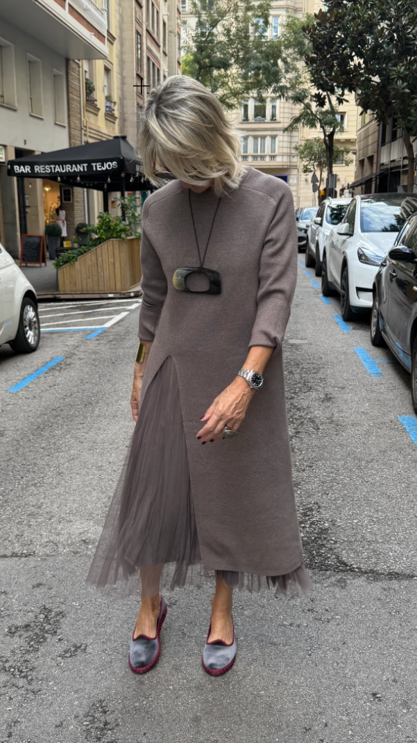 Elegancka sukienka jesienna z rozcięciem z przodu