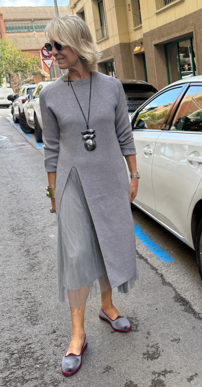 Elegancka sukienka jesienna z rozcięciem z przodu