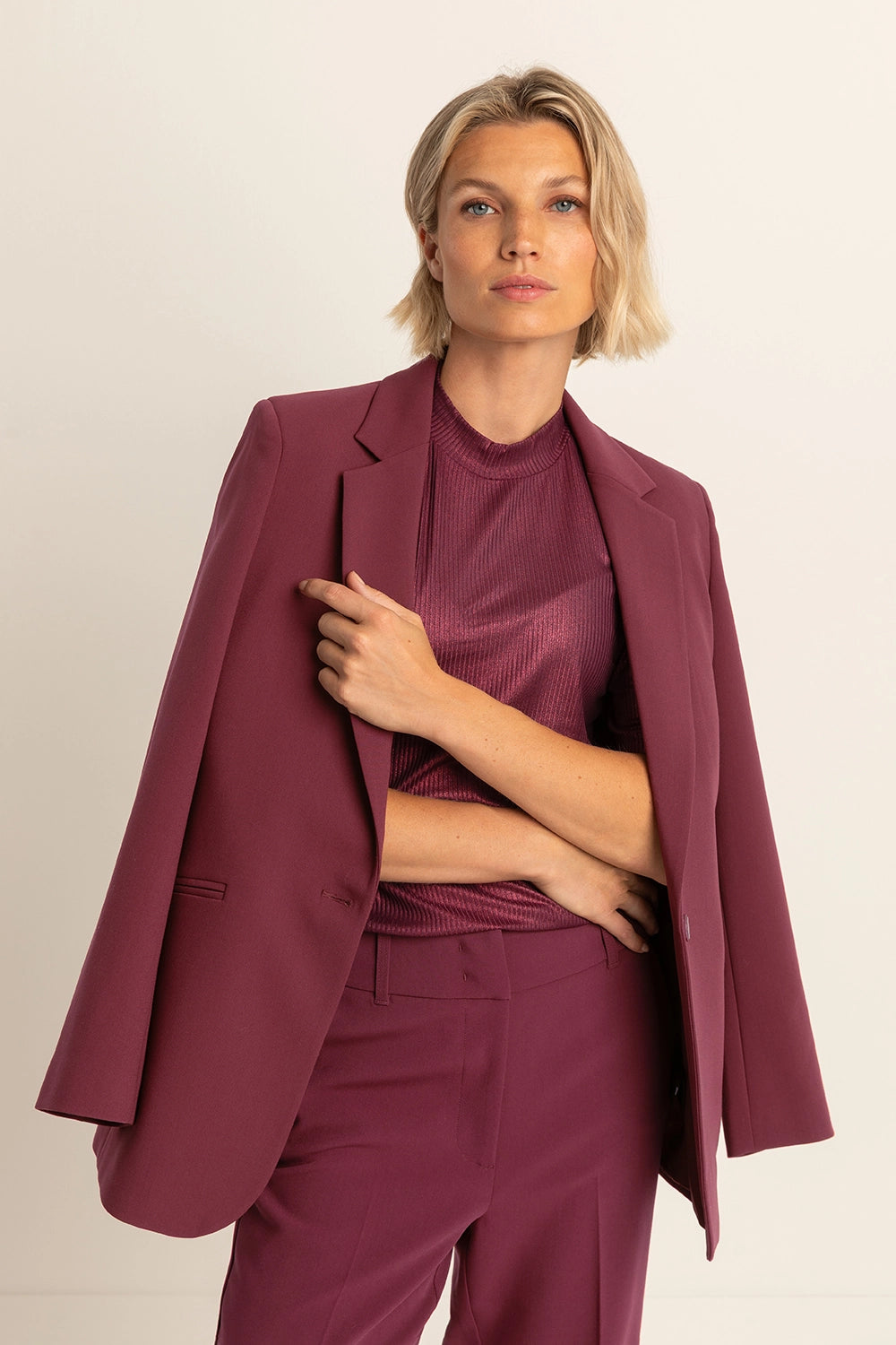 pro baby monitor + floor stand with two phones showing nanit app of dashboard and live screen #mount_floor stand